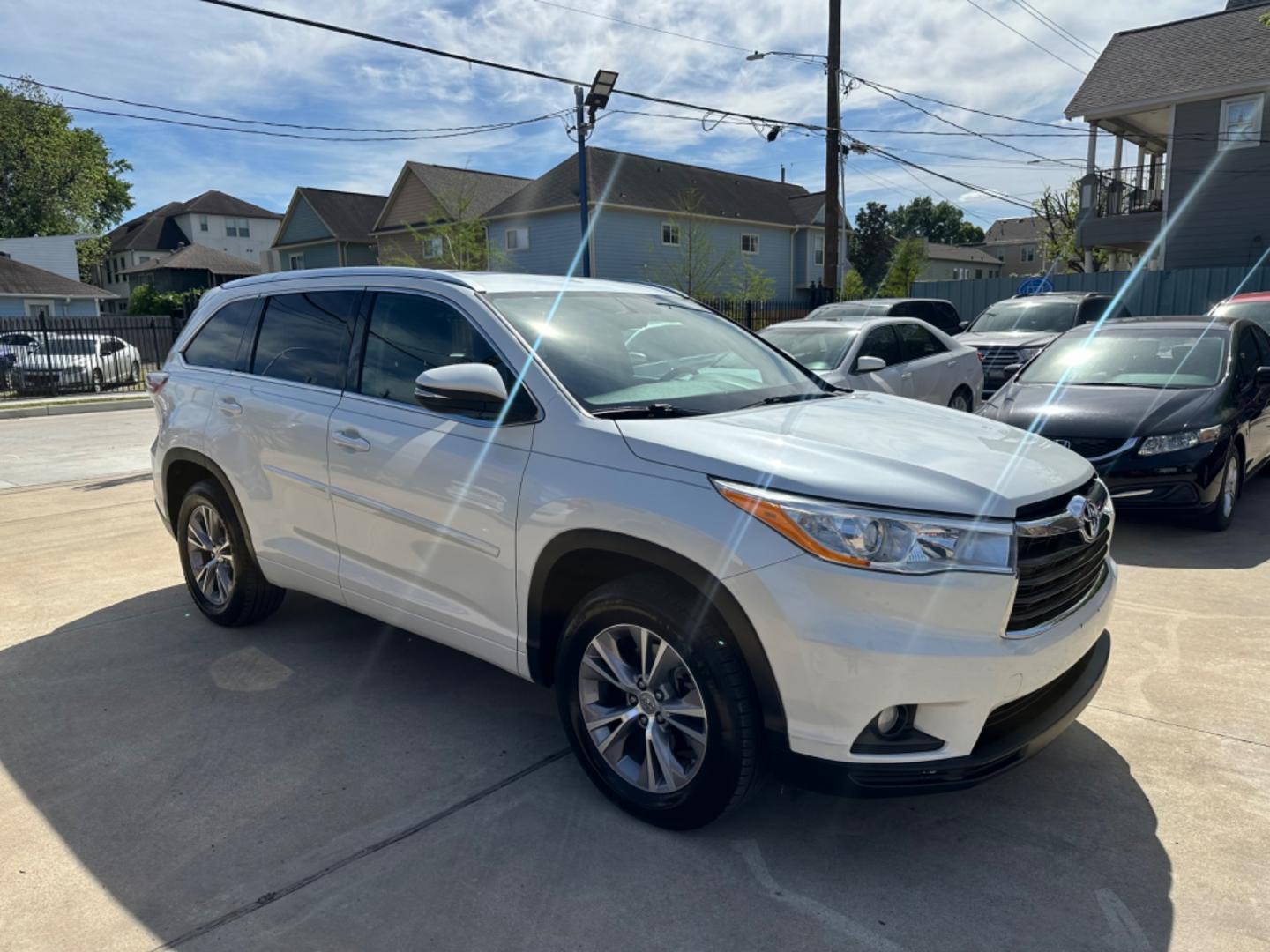 2014 White /Black Toyota Highlander XLE (5TDKKRFH3ES) with an 3.5L engine, Automatic transmission, located at 1501 West 15th St., Houston, 77008, (713) 869-2925, 29.797941, -95.411789 - Photo#1